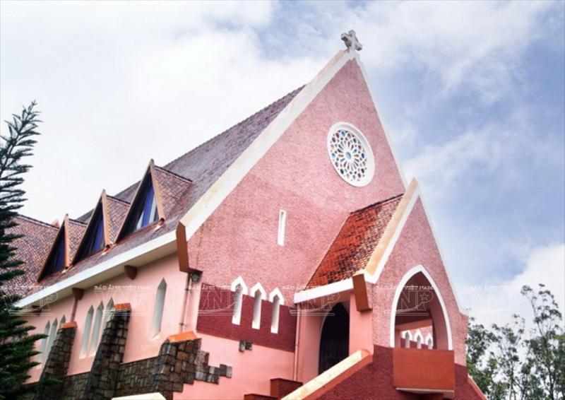 Ngắm nhìn kiến trúc độc đáo của nhà thờ Domaine de Marie với mái ngói đỏ và tường hồng đặc trưng ở Đà Lạt